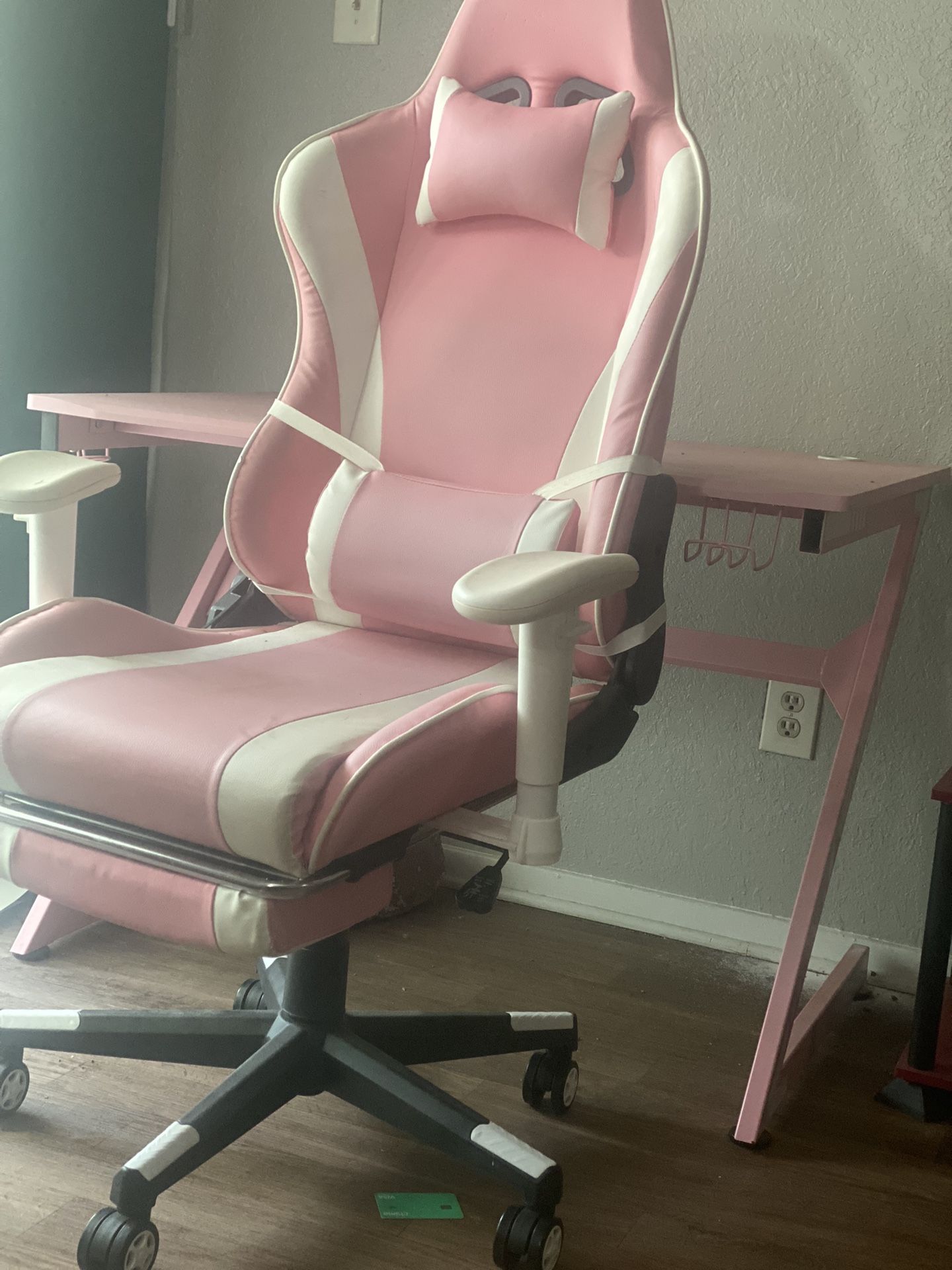 Pink Gaming Chair And Desk for Sale in Dallas, TX OfferUp
