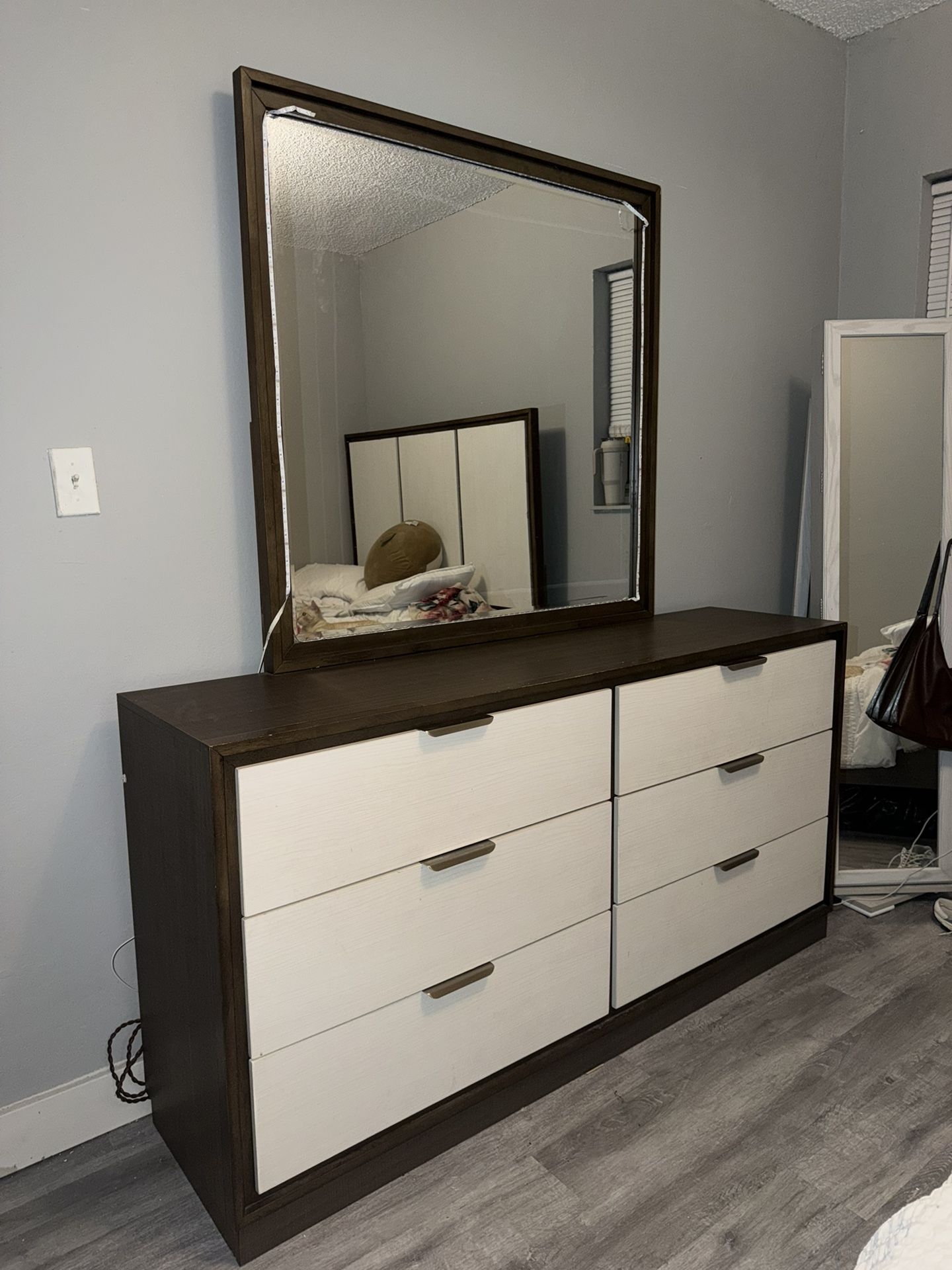 Dresser with mirror / comoda con espejo