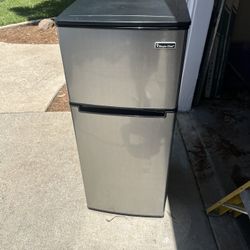 Magic Chef 4.5 cu. ft. 2 Door Mini Fridge HMDR450SE