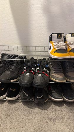 Lots of shoes size 7-10