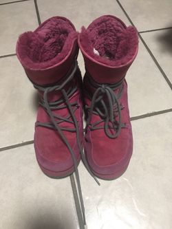 Ugg Women’s size 6 ( fits like 7)
