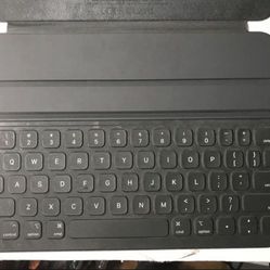 Apple Smart Keyboard Folio for 11-inch iPad Pro (4th, 3rd, 2nd) / IPad Air (5th, 4th)