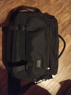 Sleek black Matein laptop messenger bag water resistant