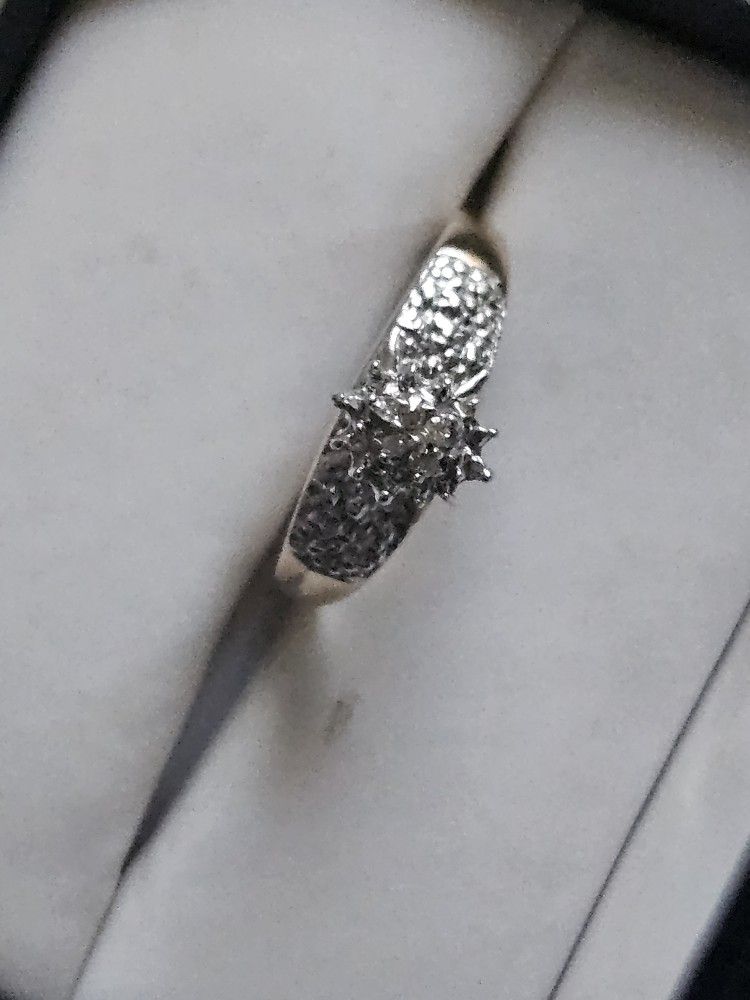 10k Engagement Ring Approximately Sz 7