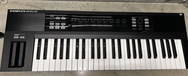 MASTER KEYBOARD from the Komplete Kontrol S-Series, the S49 is a 49-key semi-weighted Fatar keyboard