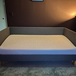Cozy Twin day bed with tempurpedic mattress 
