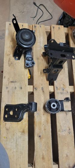 2012-----2019 Toyota Prius C  1.5 engine motor and transmission mount set