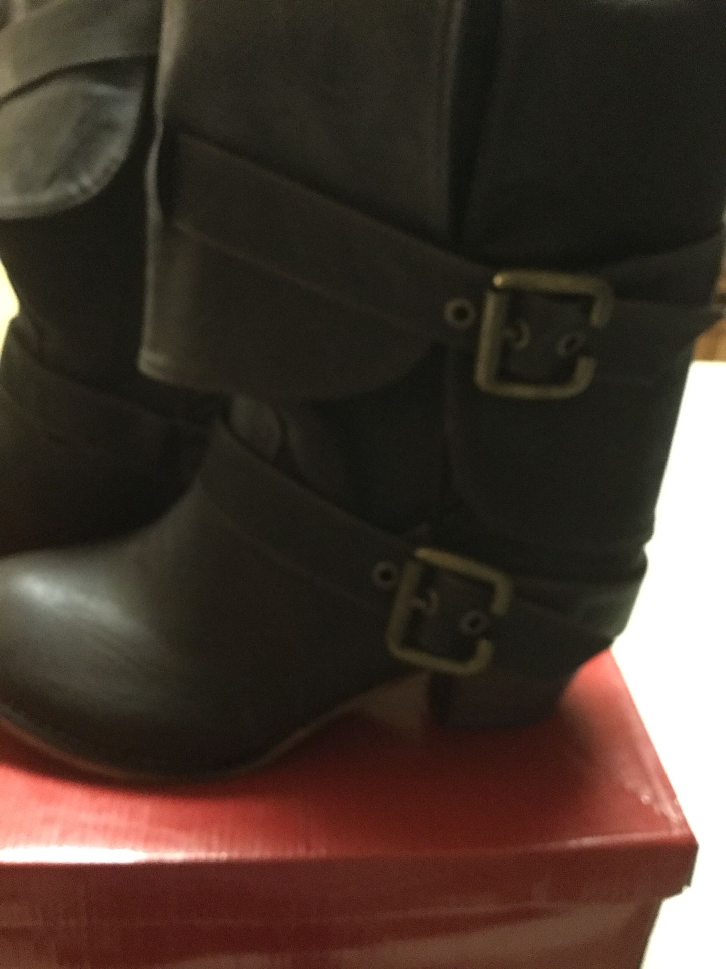 BCBG shoes 81/2 leather boots new