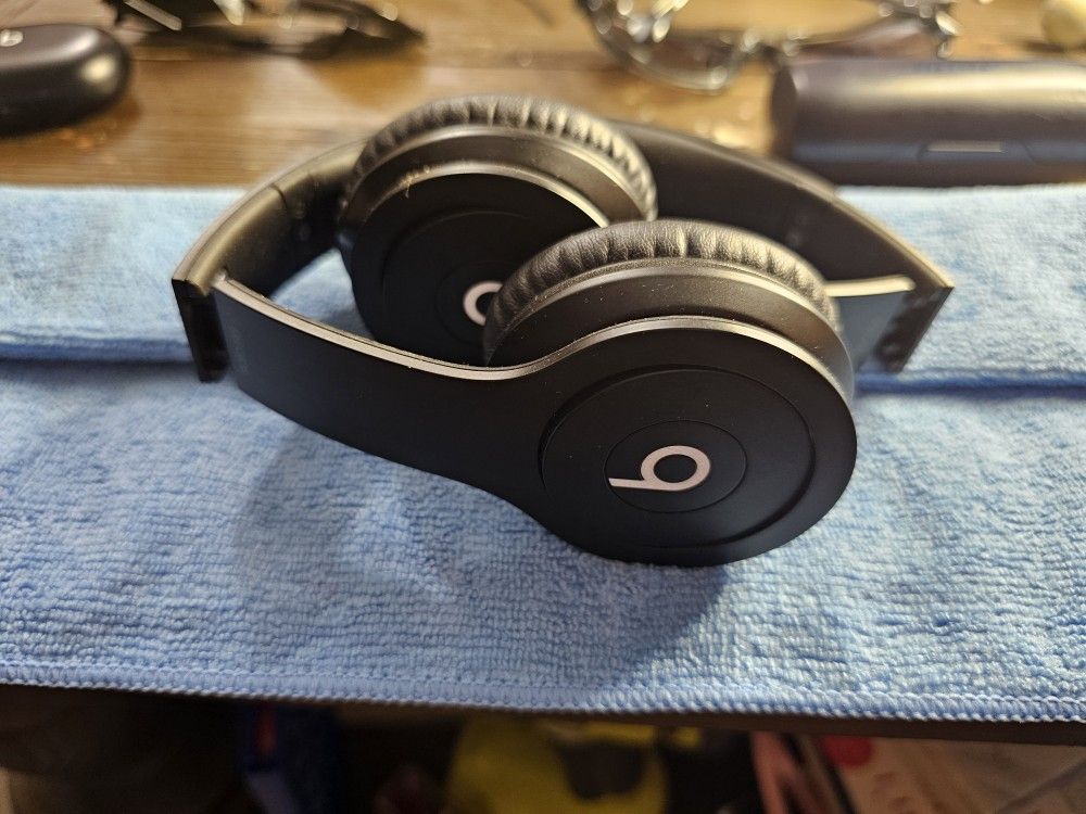 Beats by Dr Dre "Not Wireless" Comes With Wire