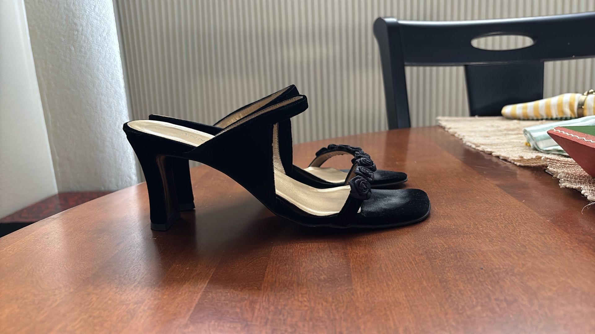 Ann Taylor Black Velvet Strappy Flips