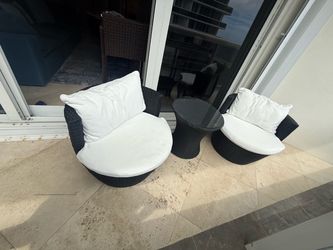 Set de patio /3-Piece Wicker Patio Bistro Set for 2, Round Black Table, Chairs, White Cushions
