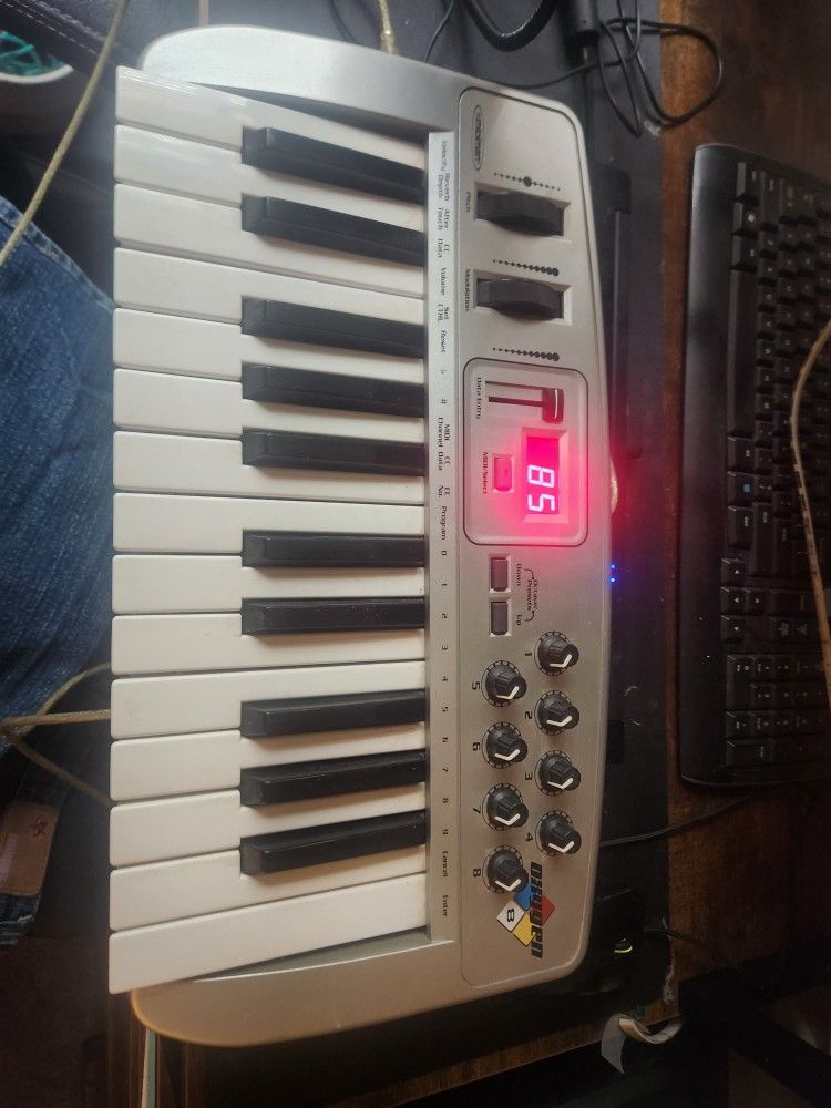 M-Audio Midiman Oxygen 8 Midi 25-Key Mobile Keyboard USB Controller TESTED