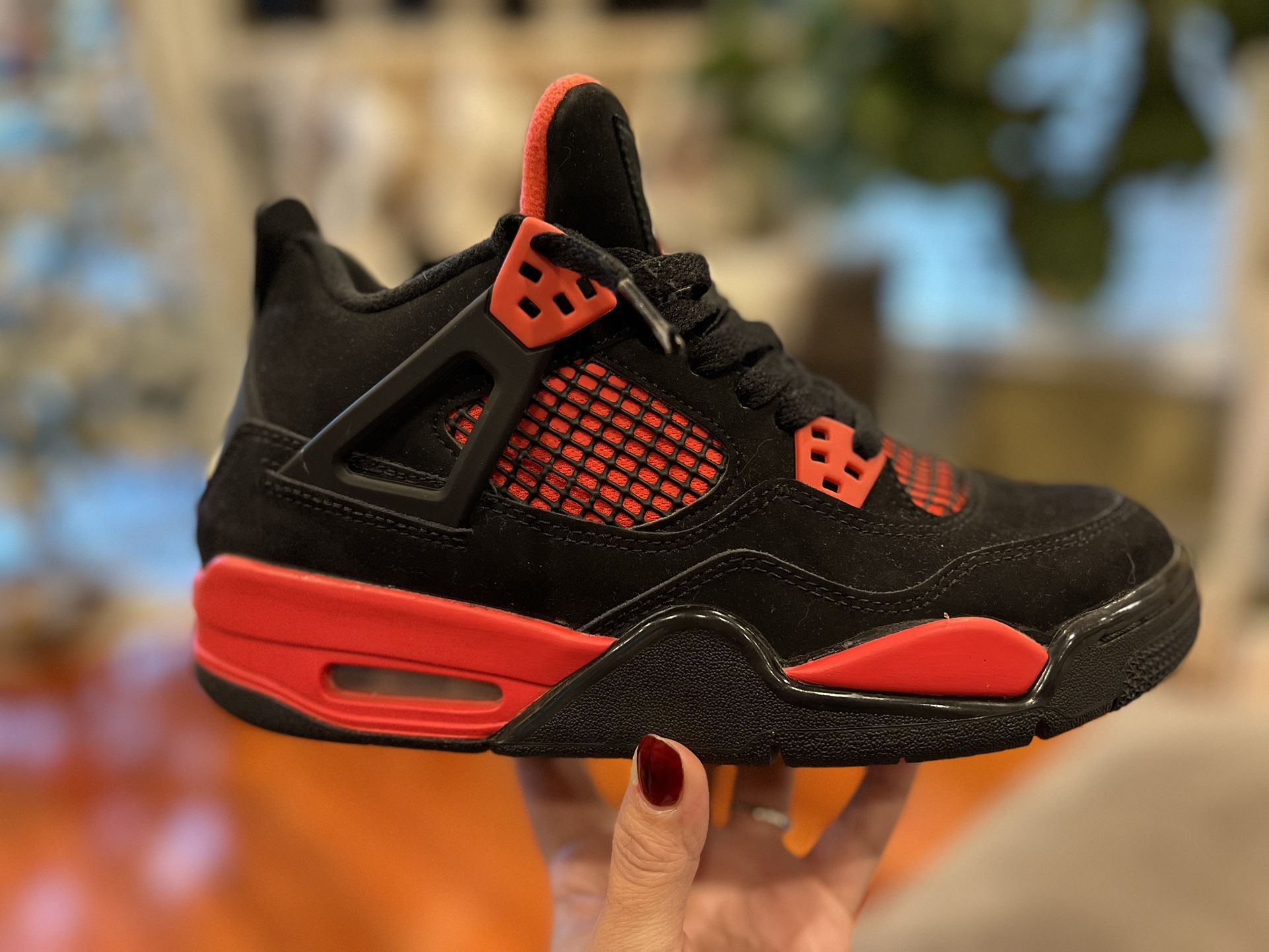 Air JORDAN 4’s Red Thunders