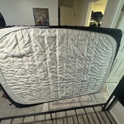 QUEEN MEMORY FOAM MATTRESS (LIKE NEW)
