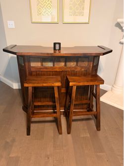 Bar with 2 stools - great condition