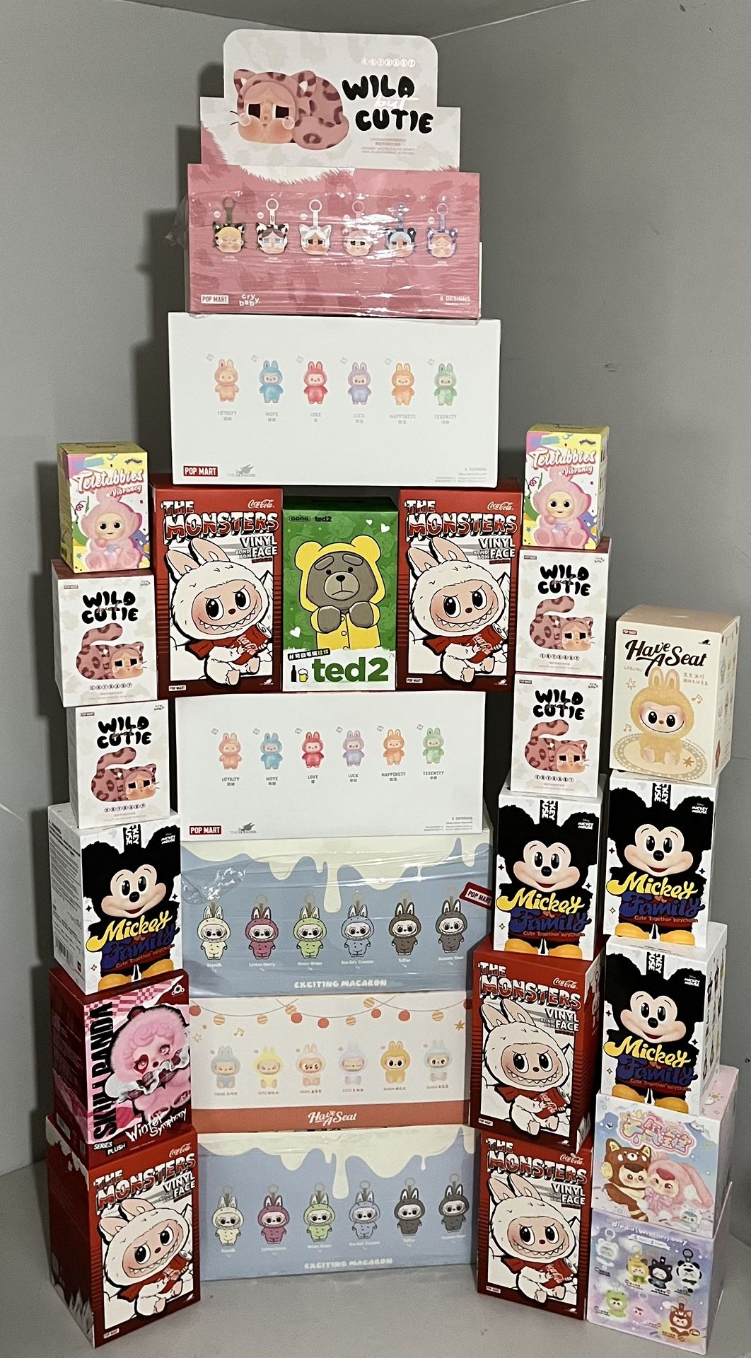 Labubu , Crybaby Wild But Cutie, Mickey, Coca-Cola, Ted 2, Big Into Energy, Macaron, Have A Seat, Skull Panda, Diu Diu Baby.