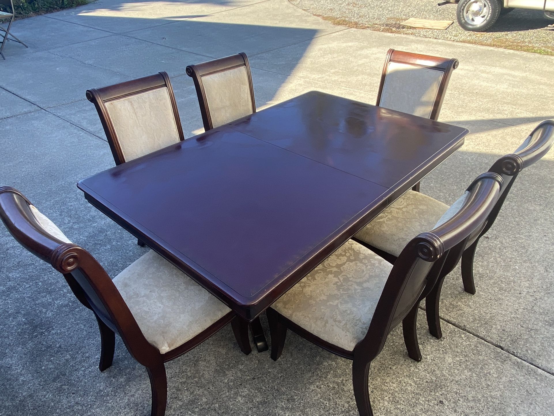 Great Dining Set With 8 Chairs
