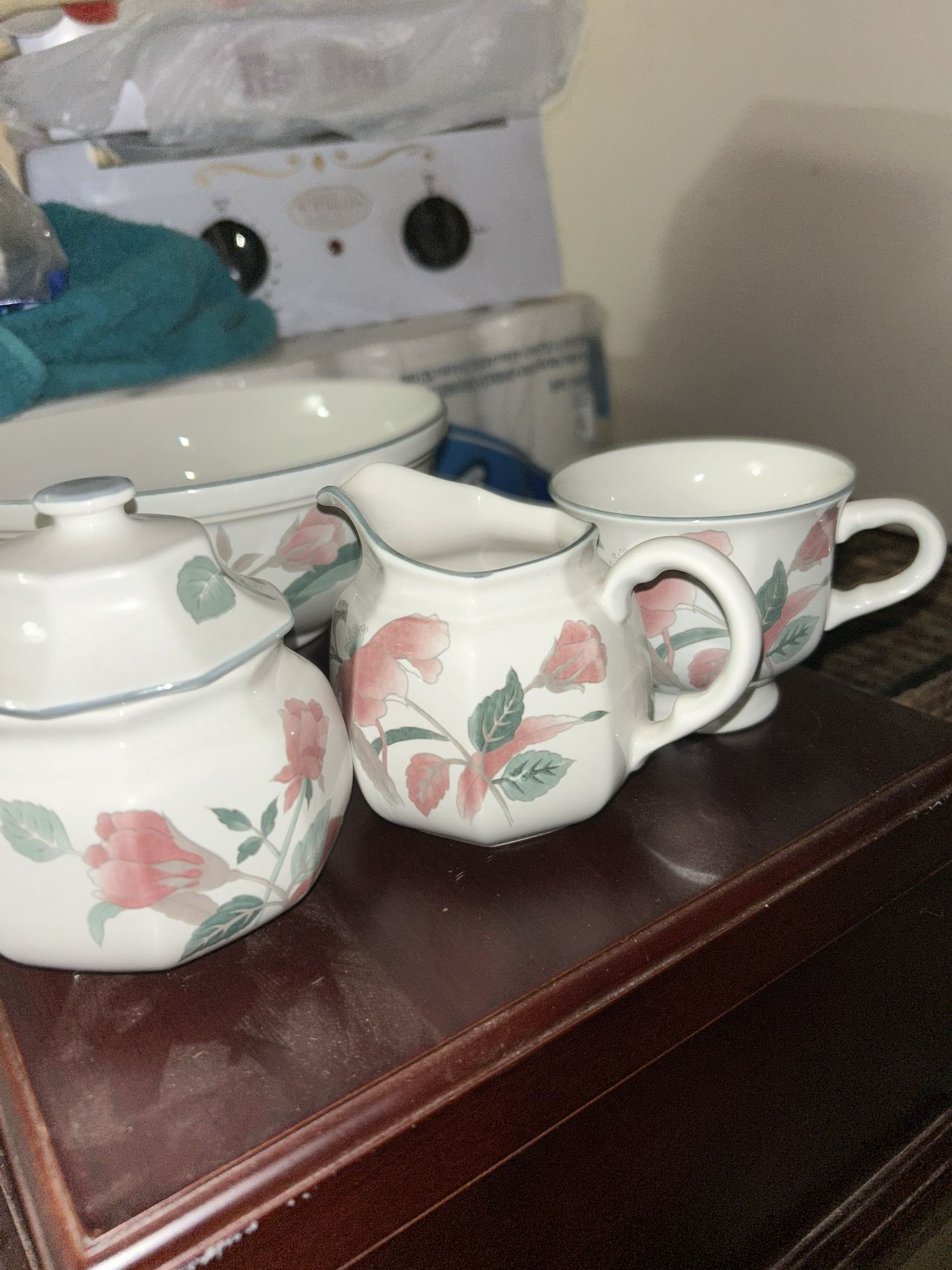 Dinner Ware / Table Ware & Tea set (partial) Mikasa Continental Silk Flowers F3003