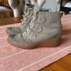 Womens size 9 Sorel Wedge Boots