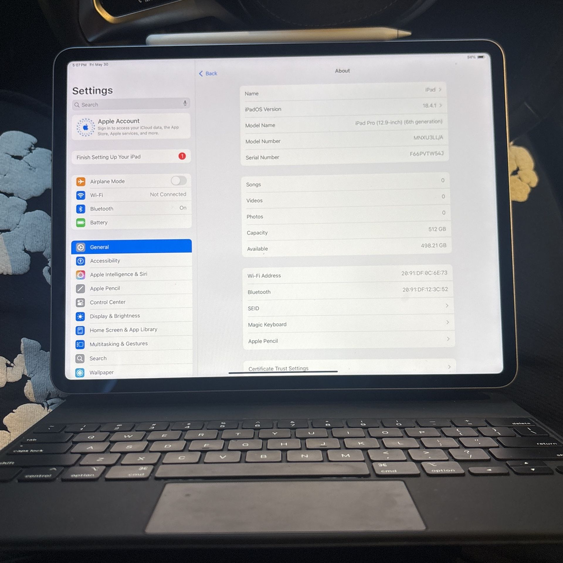 iPad Pro (6th Generation) 512GB, Chip: M2, 12.9 inch. + Magic Keyboard + Pencil