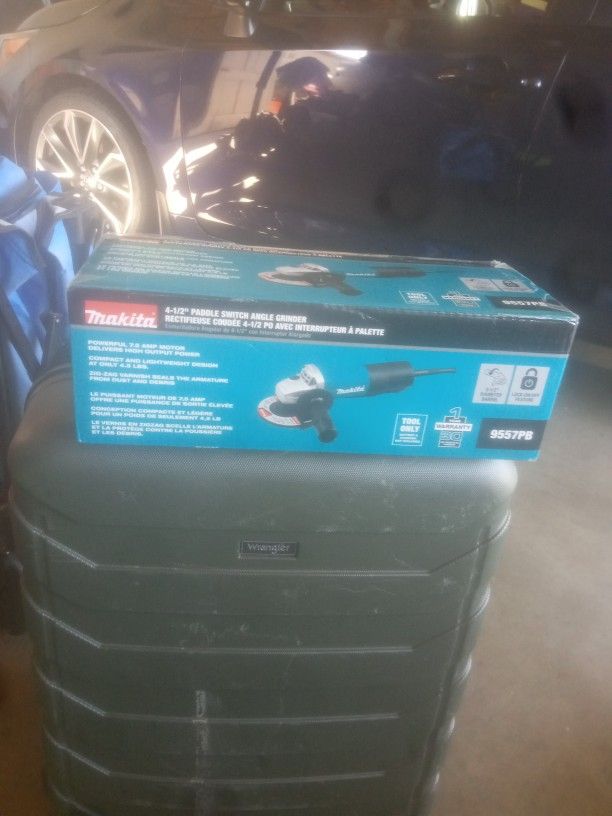 MAKITA 4-1/2" PADDLE SWITCH ANGLE GRINDER