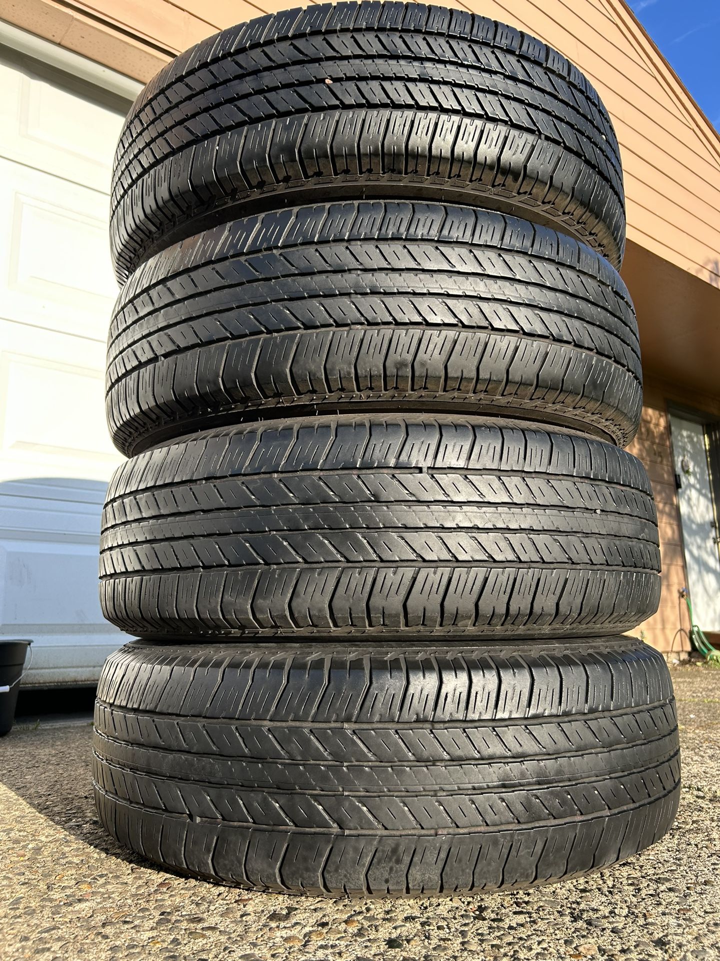 Set of 4 tires used 265/70/R17 BRIDGESTONE DUELER