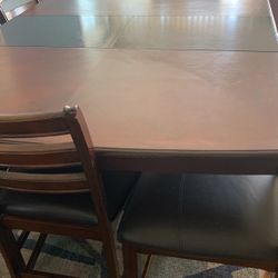 Dinning Room Table With 5 Chairs 