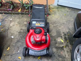 A nice working lawnmower troy / bilt  briggs& stratton  motor woo perfect almost new