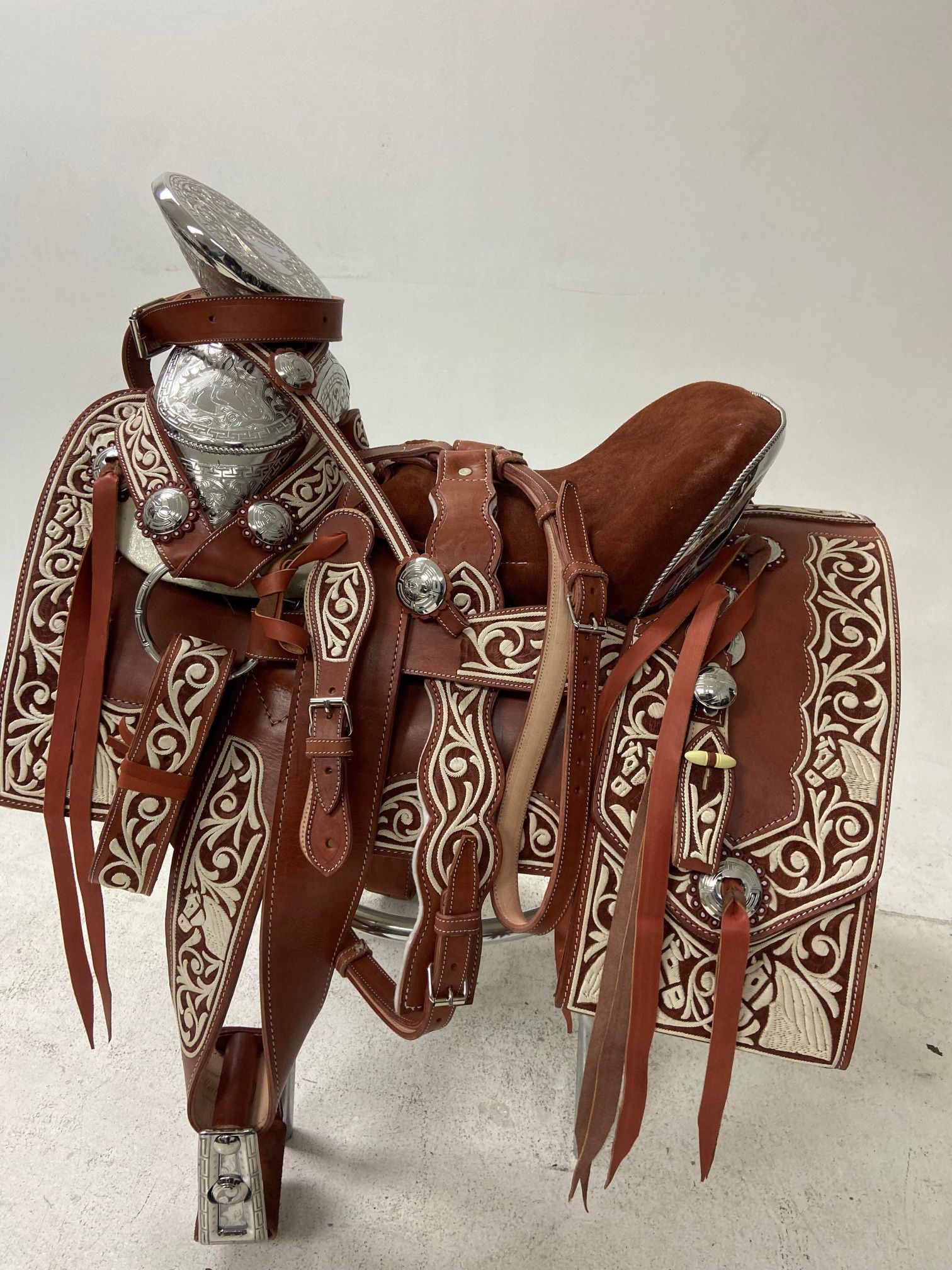 Nueva montura charra súper Pitiada original con Herrage y fuste plateado completo