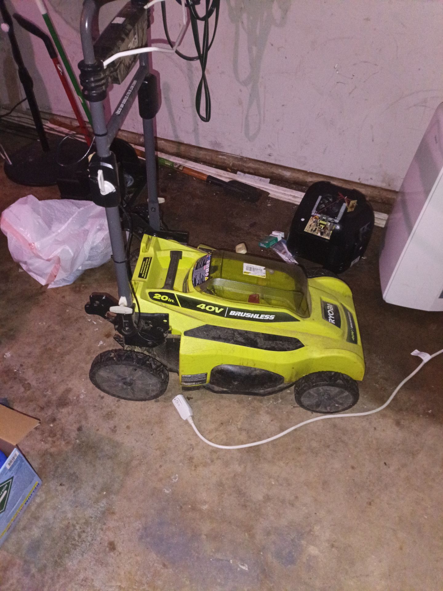 Electric lawnmower