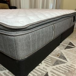 Stearns&Foster Queen mattress and box spring. It’s very good condition. 