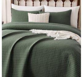 New!✨ Olive green king 3 pc cotton quilt set