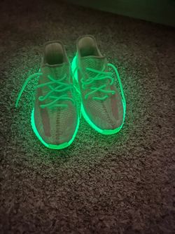 Yeezy 350 glow in the dark Sz 10.5