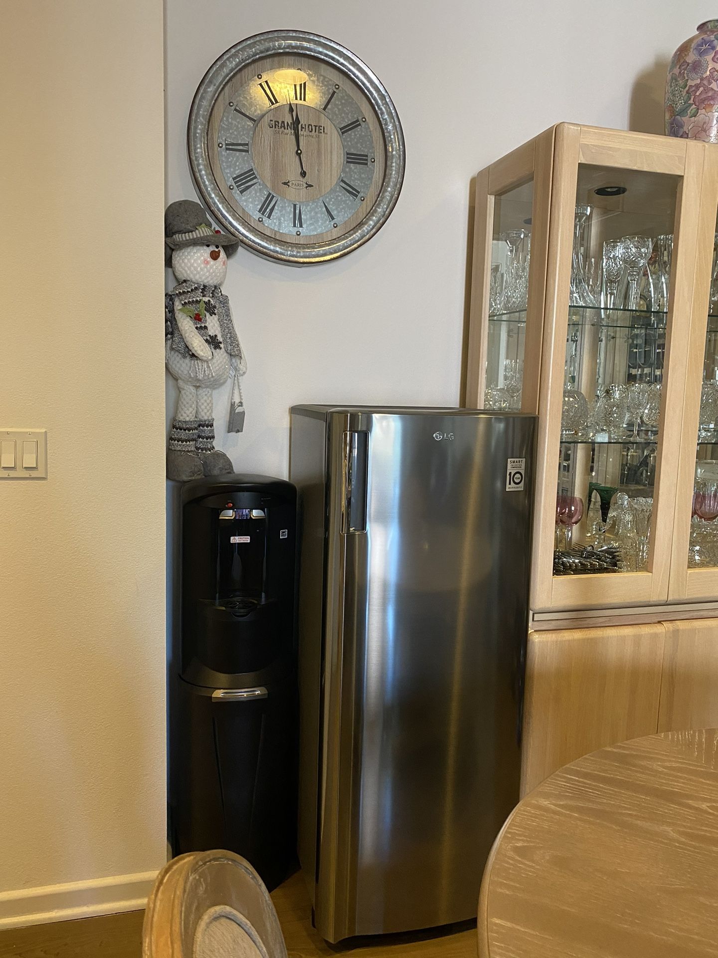 Beautiful LG Electronics 20” W 6 cu. ft. Freezer ~ Like new! Excellent condition.