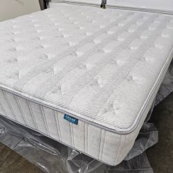 LIKE NEW! Leesa Original Hybrid Cal-King Mattress - Delivery Available