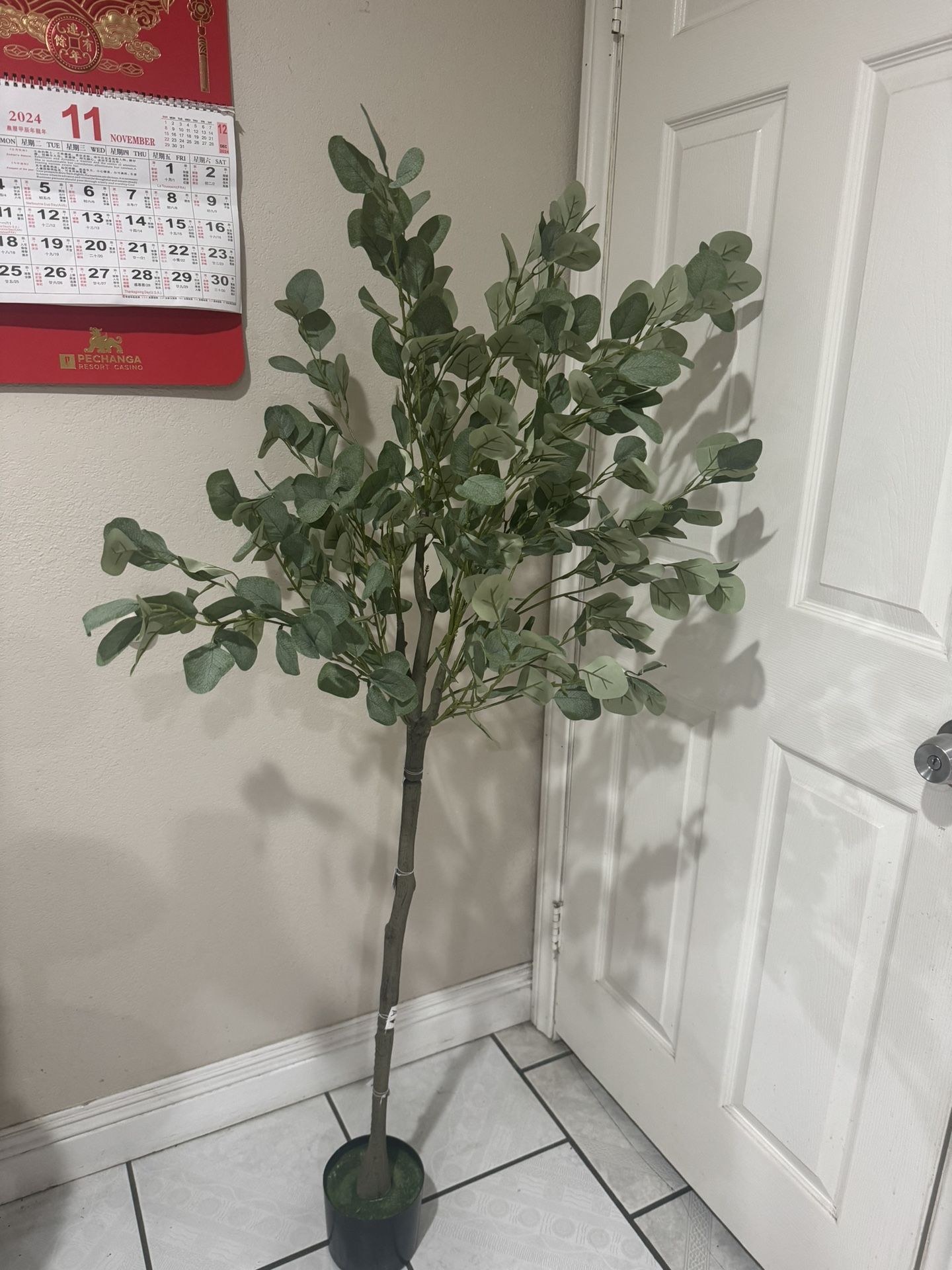 Fake Eucalyptus Tree 5FT Tall Faux Skinny Plant for Decor Indoor Fake Potted Eucalyptus Silk Tree for Modern Home Office Living Room, Bedroom,Entryway