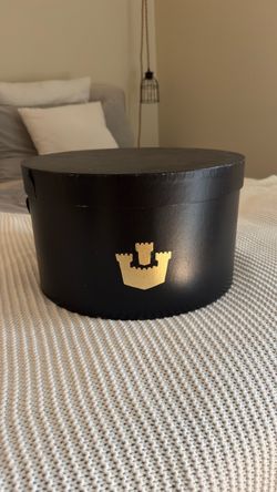 Black Round Hat Box with Gold Crest (Goorin Bros)