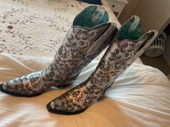 Boots western style ladies size 8