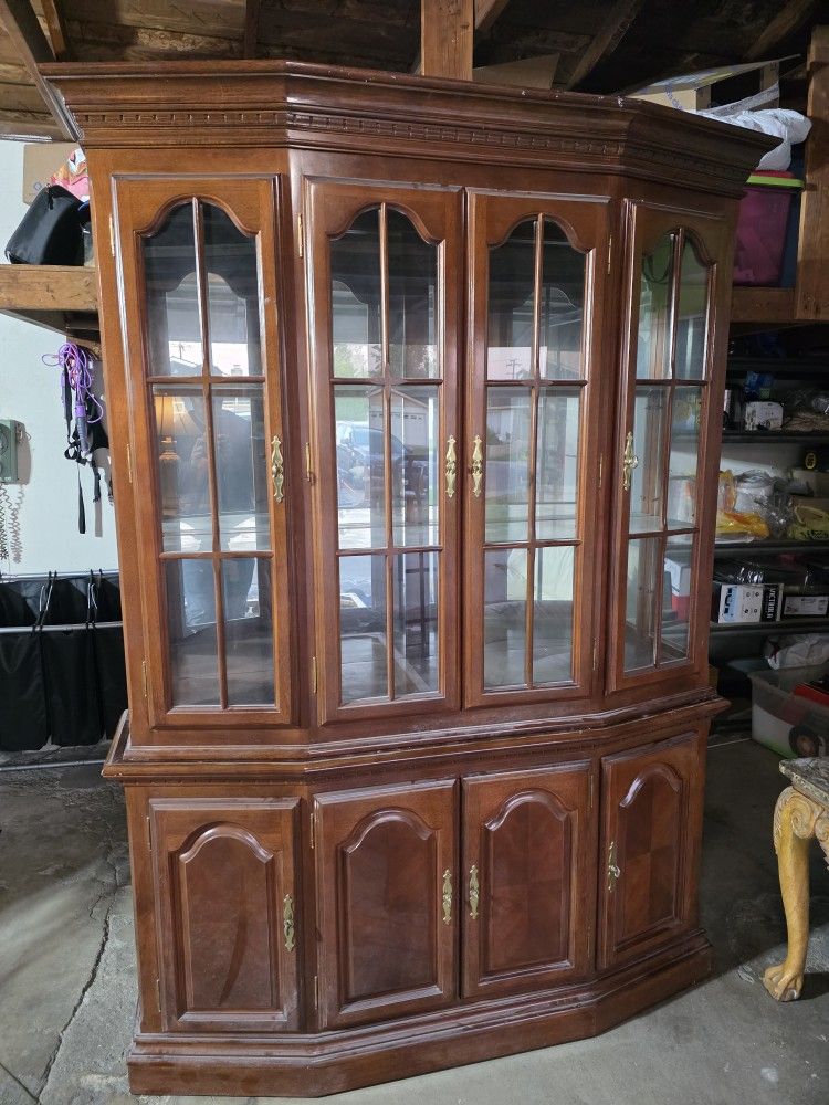 China Cabinet / Hutch