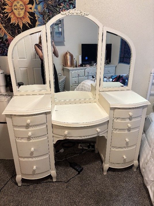White Solid Wood Makeup Vanity With 9 Drawers And Folding Mirror