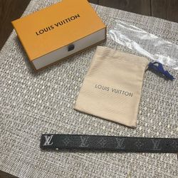 LV, Black, 21