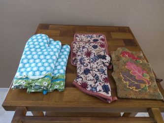 Assortment Of Oven Mitts & Hot Pads