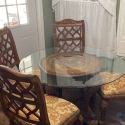 Comedor con 4 sillas madera sólida en muy buenas condiciones