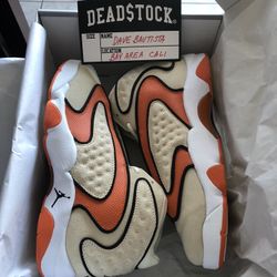 WOMANS AIR JORDAN OG COCONUT MILK SIZE 11W/9.5M