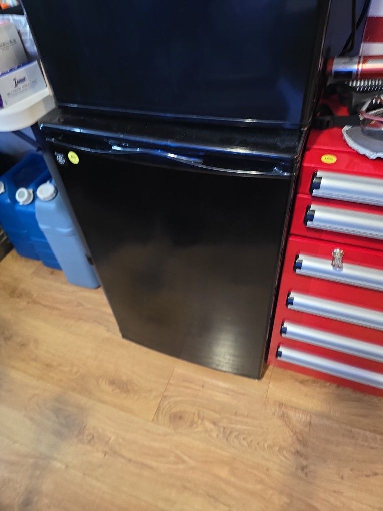 Black GE mini Fridge 