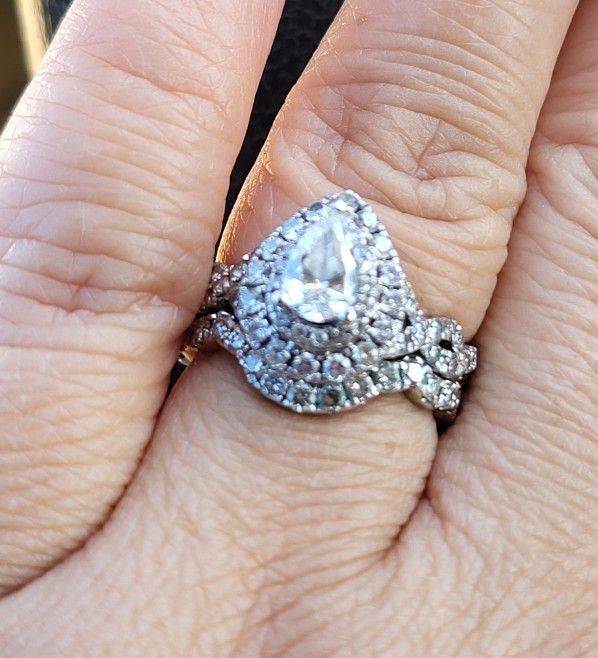 Beautiful Pear Shape Wedding/ Anniversary Ring