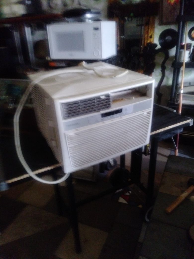 Frigidaire 12000 BTU AC unit