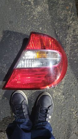 2004 2005 Toyota camry taillight