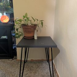 Modern Industrial Hairpin Leg Side Table – Perfect DIY Project!
