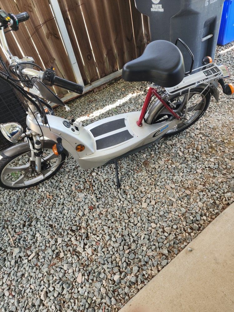 Eco Scooter Bike. Silver
